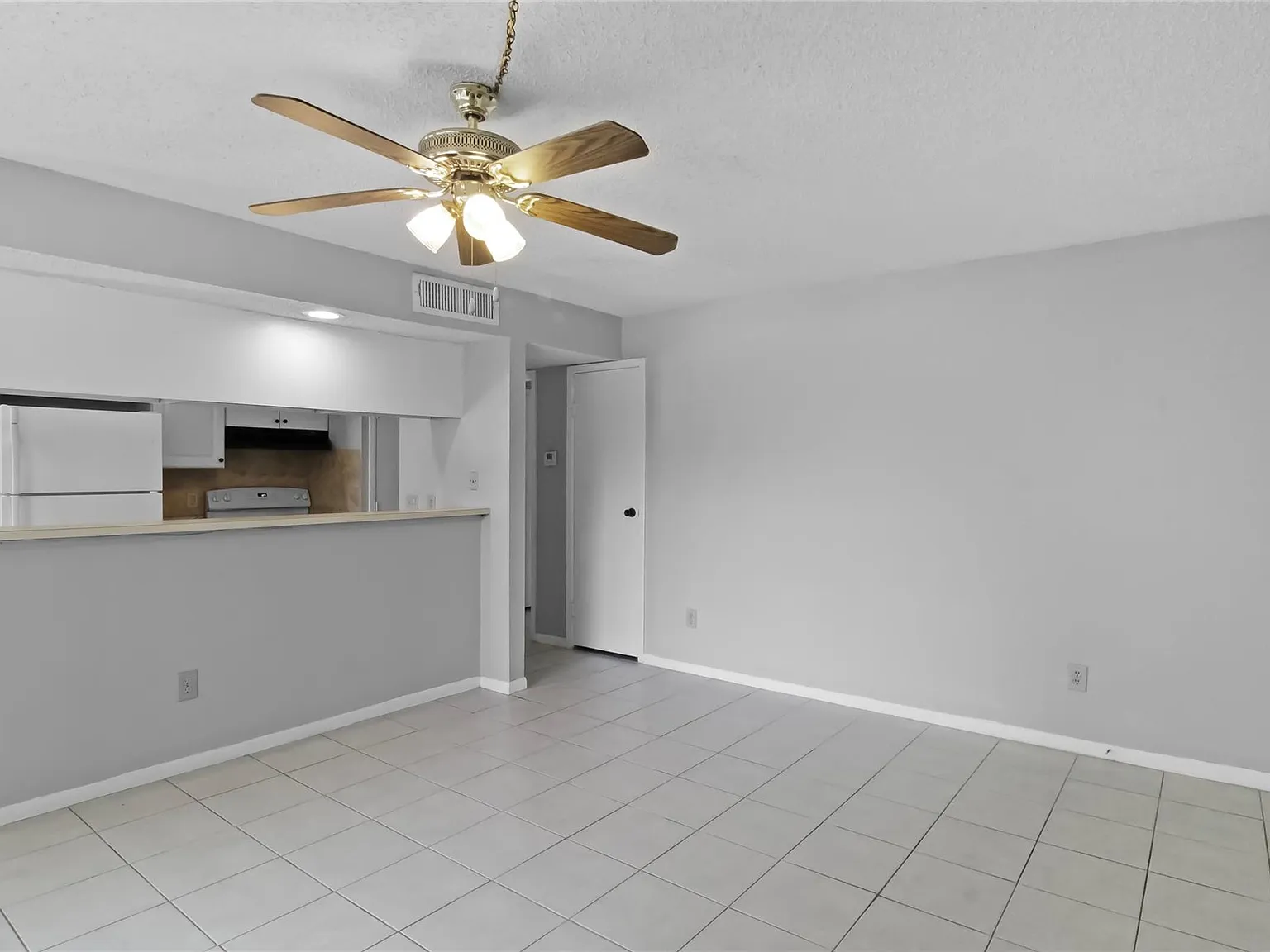 1 bed, 1.0 bath, 705 sqft, $1,100 — Photo 2