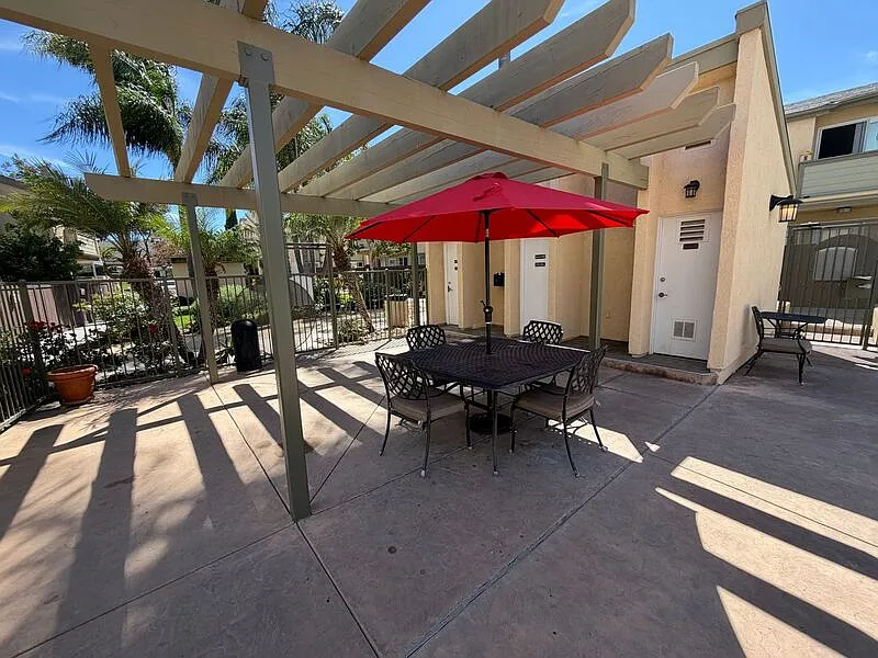 2 bed, 2.0 bath, 1050 sqft, $2,950 — Photo 2