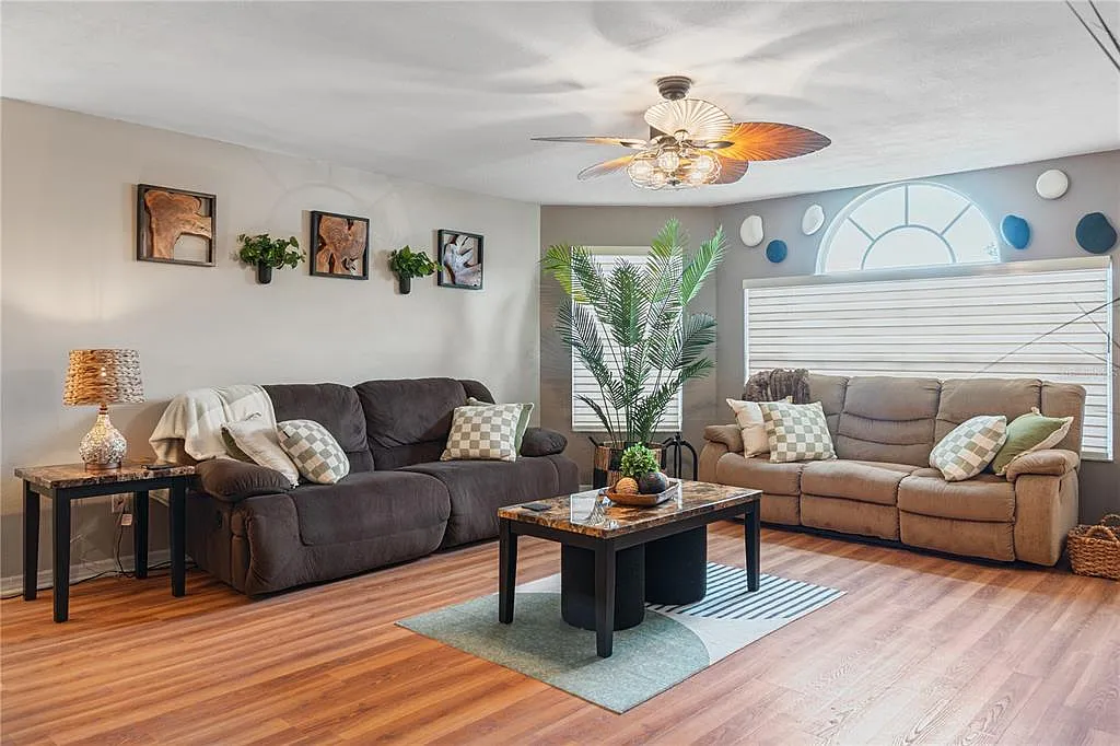 3 bed, 2.0 bath, 1220 sqft, $2,200 — Photo 2