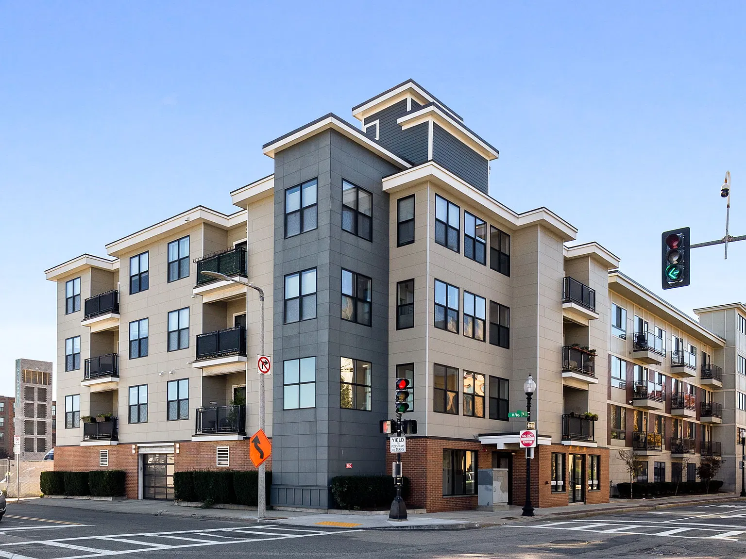2 bed, 1.5 bath, 930 sqft, $4,400 — Photo 1