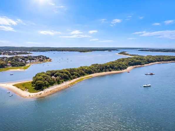 9 Bassetts Island, Cataumet, MA 02534
