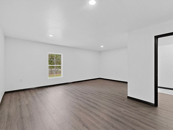 4th image of 301 Stoneport Dr