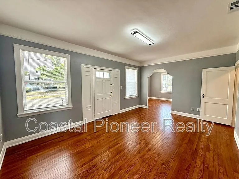 2323 W North B St — Photo 4