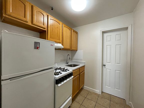 4th image of 234 E 7th St APT 3re