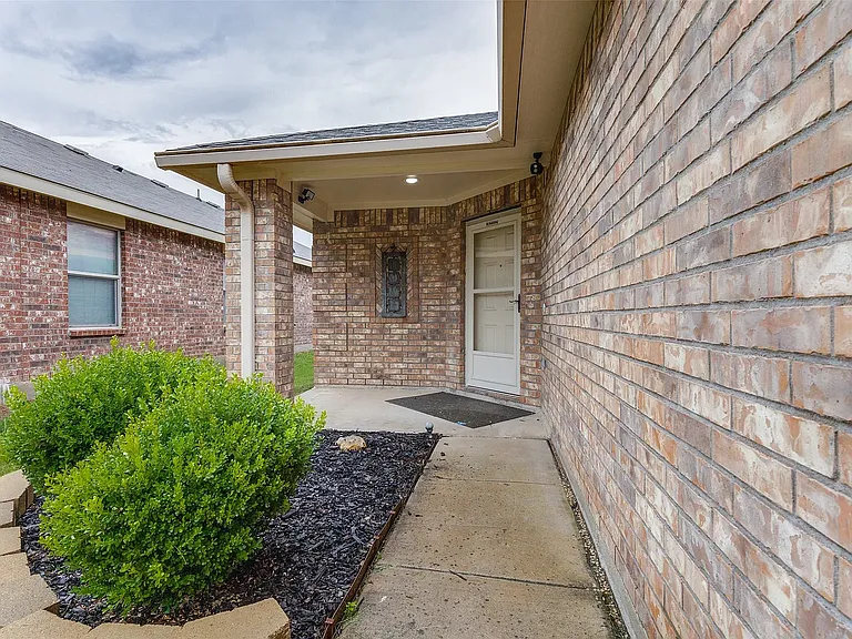 8828 Valley River Dr — Photo 2