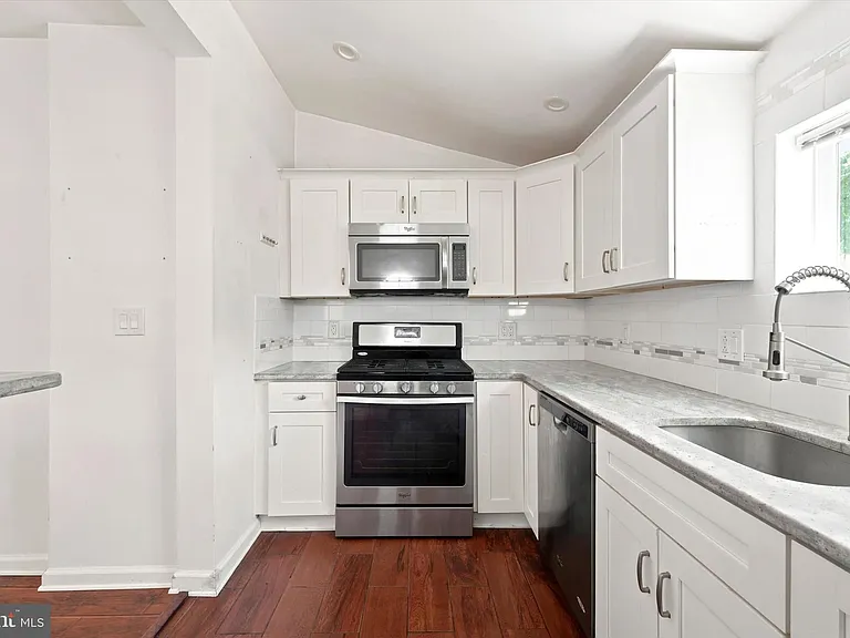 2318 E Letterly St — Photo 8