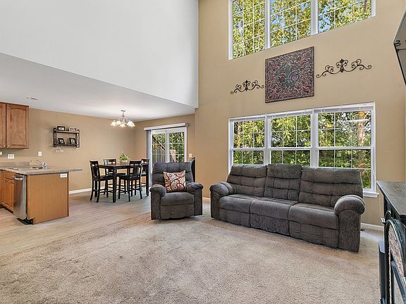 4th image of 695 Blackstone Ct Unit 695