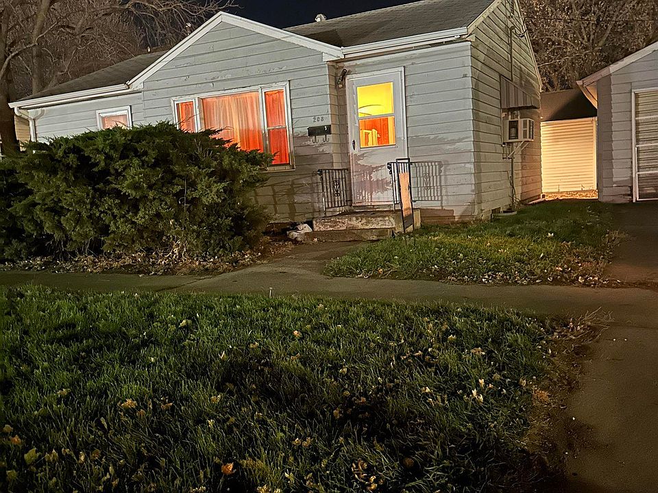 1st image of 208 E 7th St