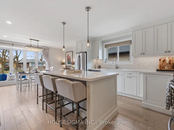 11 Tynevale Dr, Toronto, ON M9R 2B3