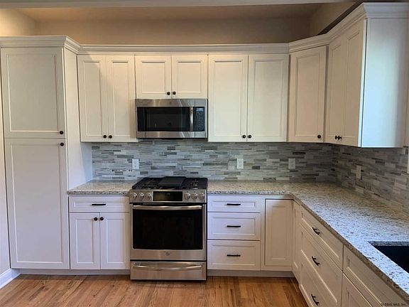 4th image of 135 Woodlawn Ave #2