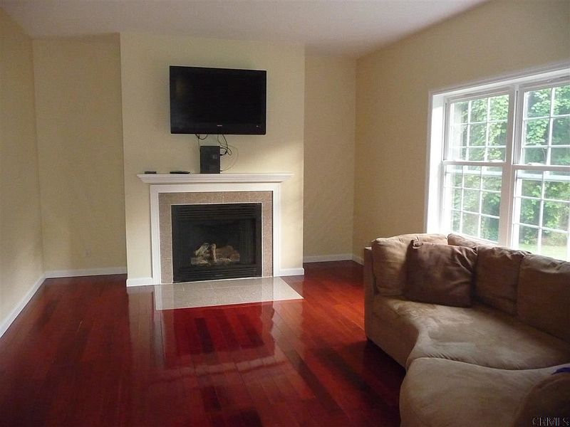 3rd image of 113 GREENLEAF Drive