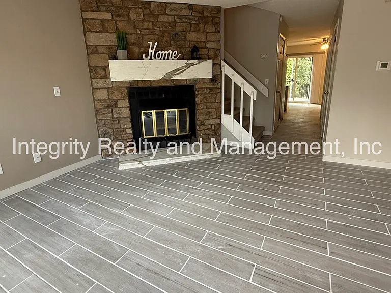 2626 E Nichols Cir — Photo 3