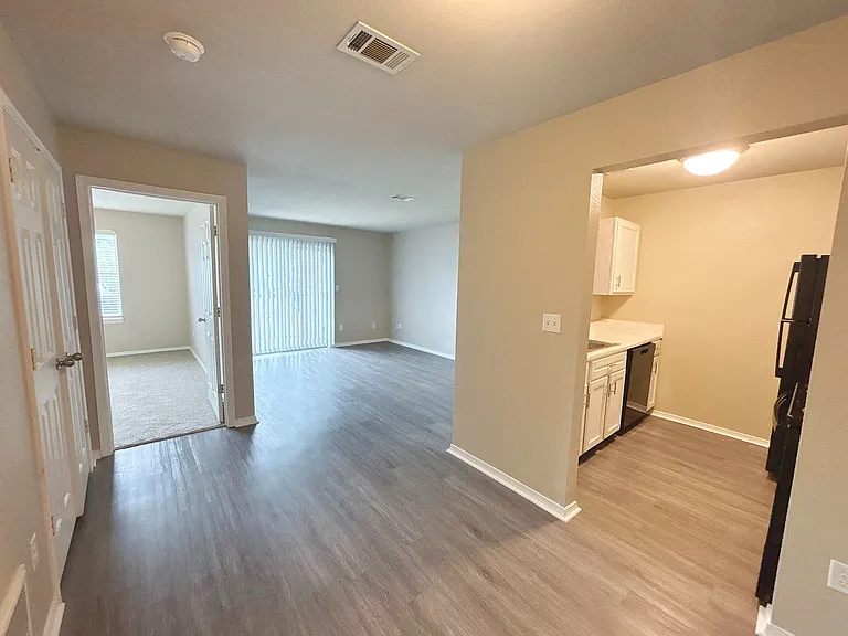 Bay - Kitchen & Dining Area