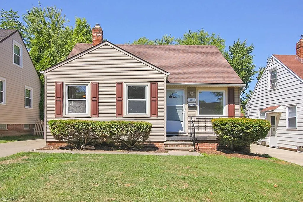 15807 Maplewood Ave photo 1