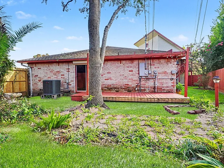 519 Orleans St — Photo 16