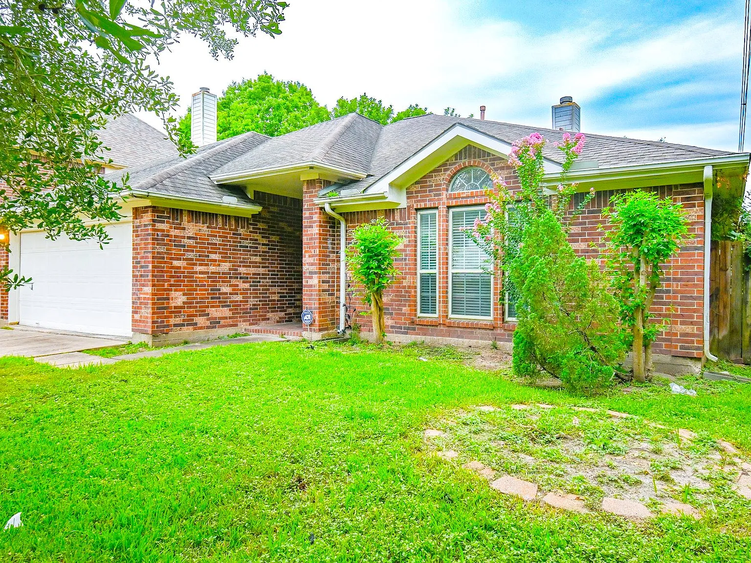 3 bed, 2.0 bath, 2164 sqft, $1,995 — Photo 3