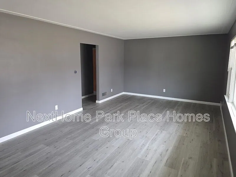 3 bed, 1.5 bath, 1100 sqft, $1,700 — Photo 3