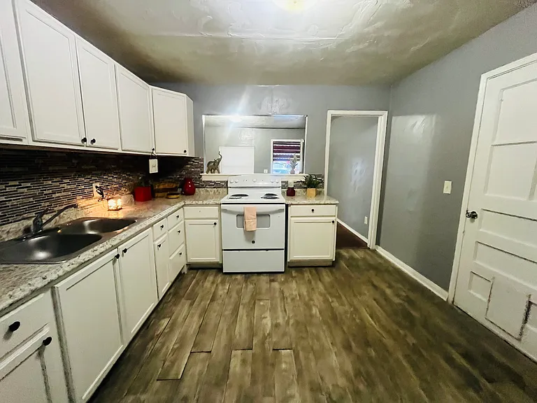 3933 Pine Ave — Photo 7