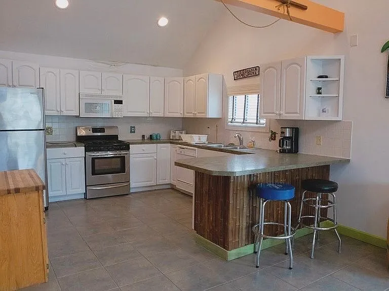 3 bed, 1.0 bath, 1128 sqft, $1,850 — Photo 3