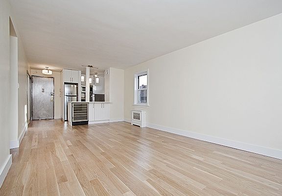 4th image of 160 E 27th St APT 7F