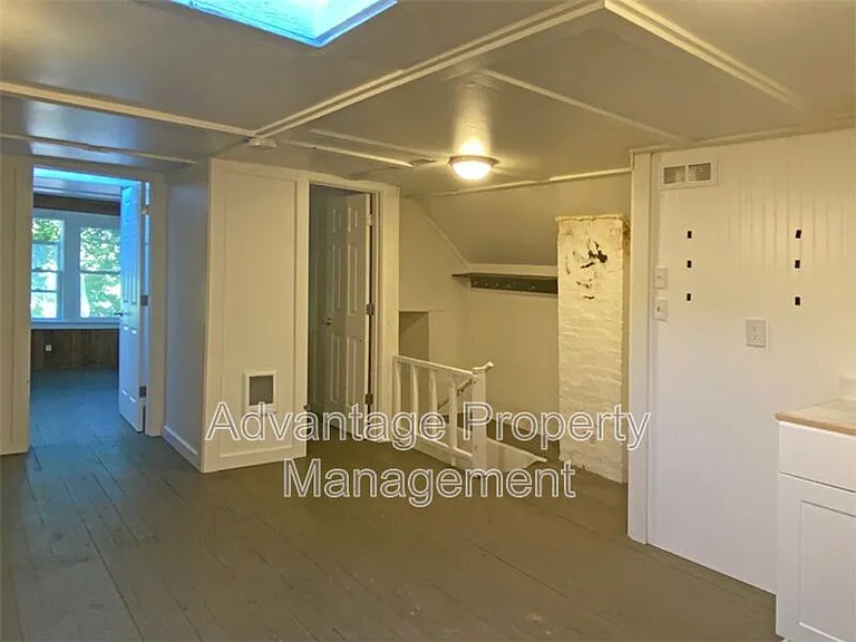240 NW 9th St #4 — Photo 3