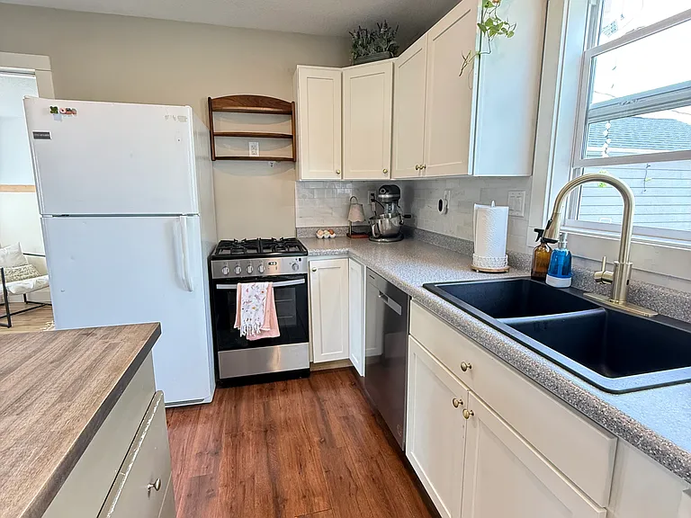 475 Laurel St — Photo 4