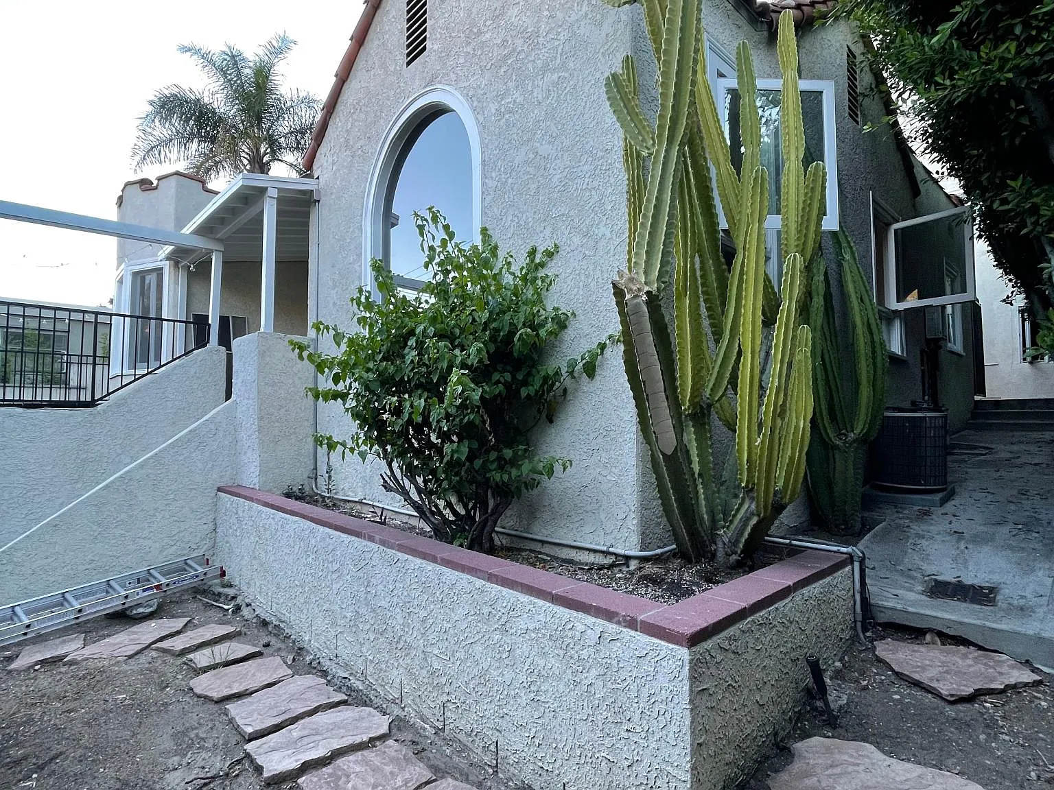 2 bed, 1098 sqft, $5,850 — Photo 2