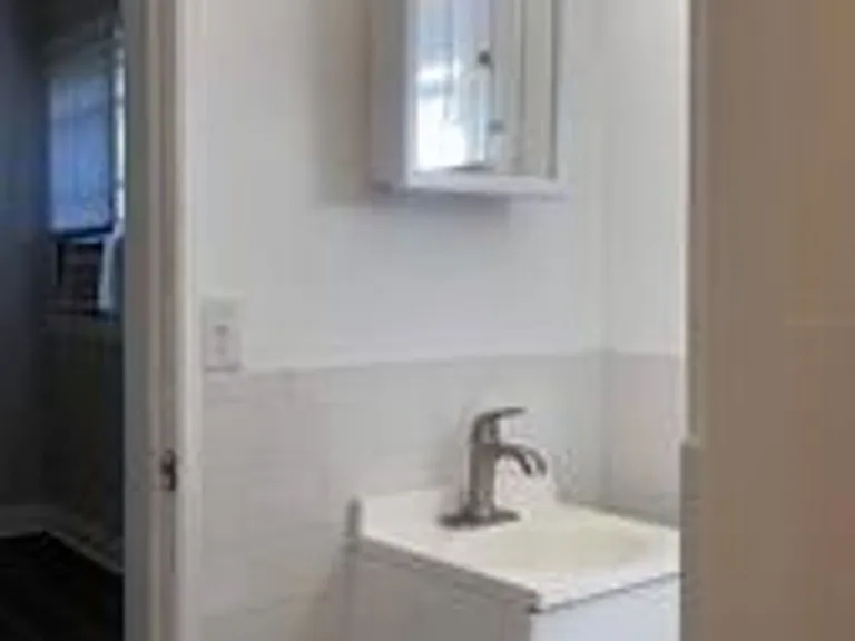 910 Park Ave — Photo 11
