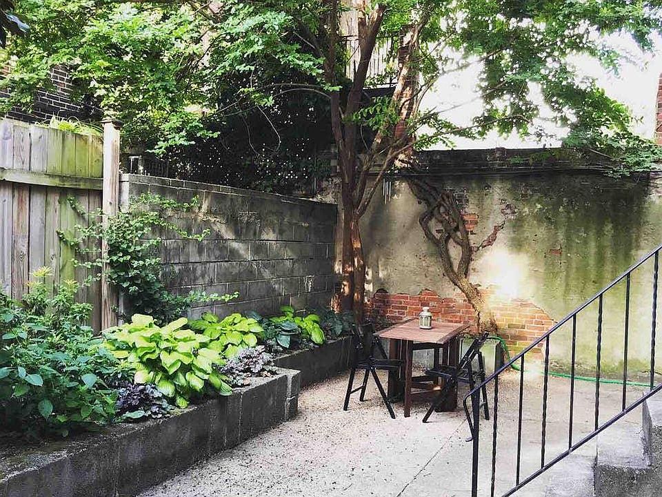 35' Wide landscaped shrd YARD