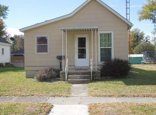 215 N Cedar St, Nokomis, IL 62075