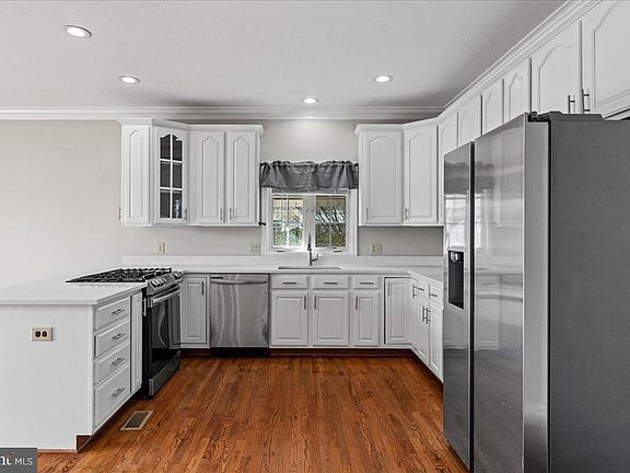 5th image of 135 Caspian Dr