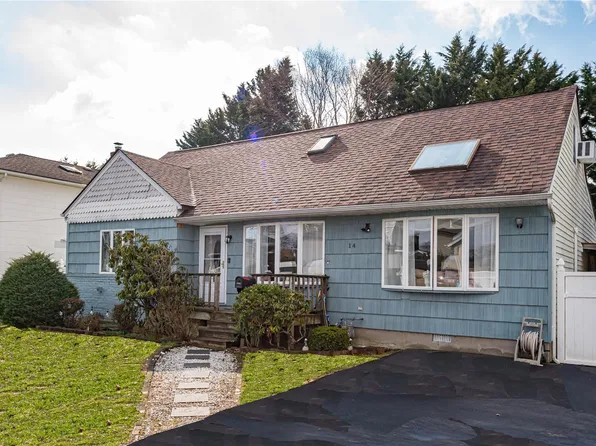 14 Willoughby Place, West Islip, NY 11795