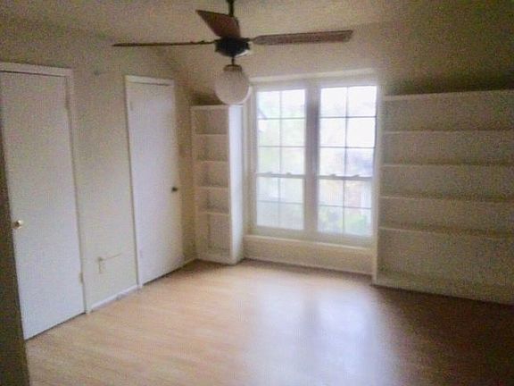 M Bed, walkin closet, fan