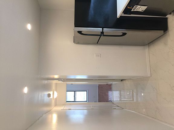 4th image of 221 Franklin St APT 1R