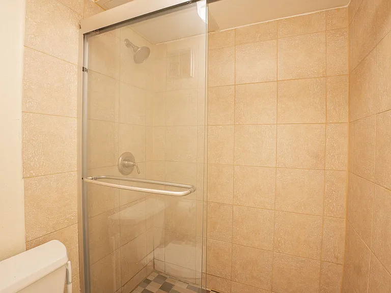 3055 N Oakland Ave — Photo 24