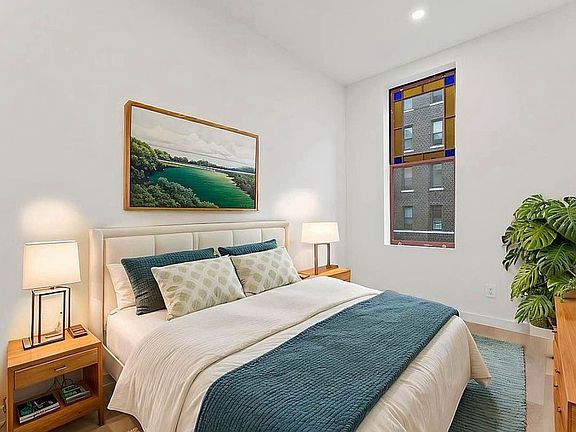 4th image of 174 Meserole St APT 2L