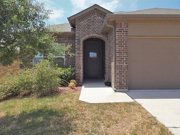 HEB grocery and restaurants nearby, and less than 10 miles to downtown Austin!