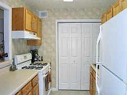 Pass thru kitchen w/ pantry/washer/dryer area