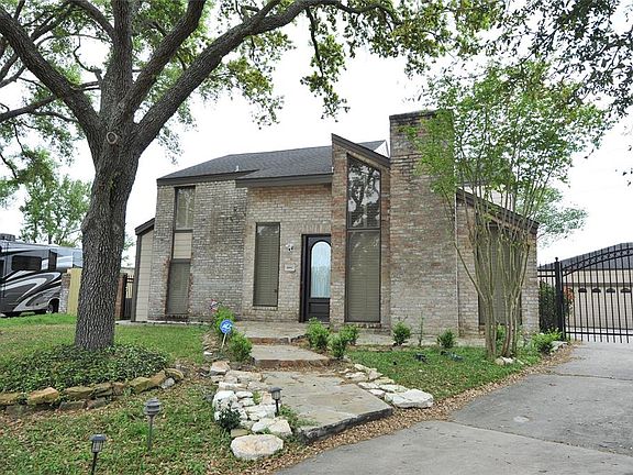 2nd image of 6842 San Remo Dr