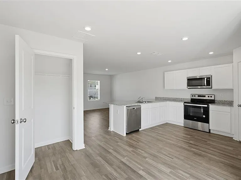 133 Oxford Ln — Photo 10