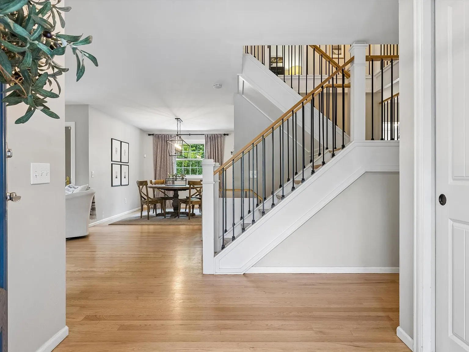 4 bed, 3386 sqft, $5,100 — Photo 3