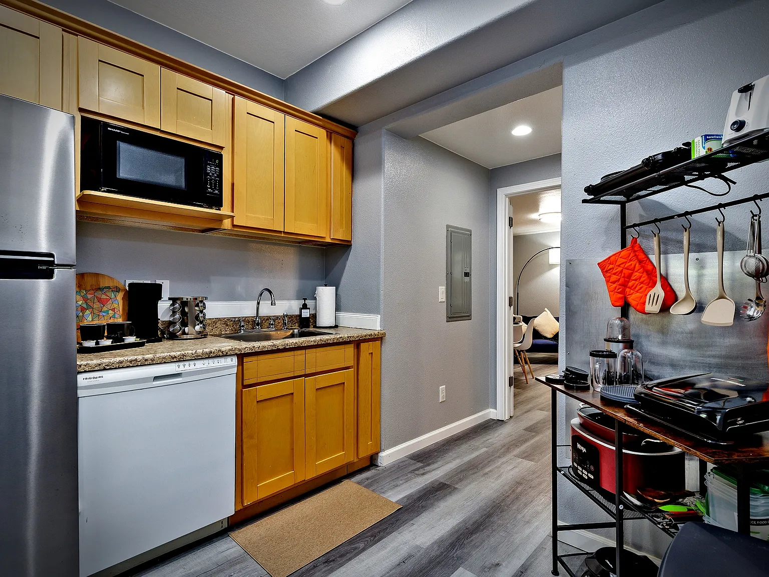 2 bed, 900 sqft, $4,000 — Photo 2