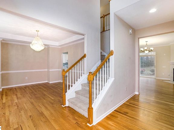5th image of 415 Scenic Oak Dr