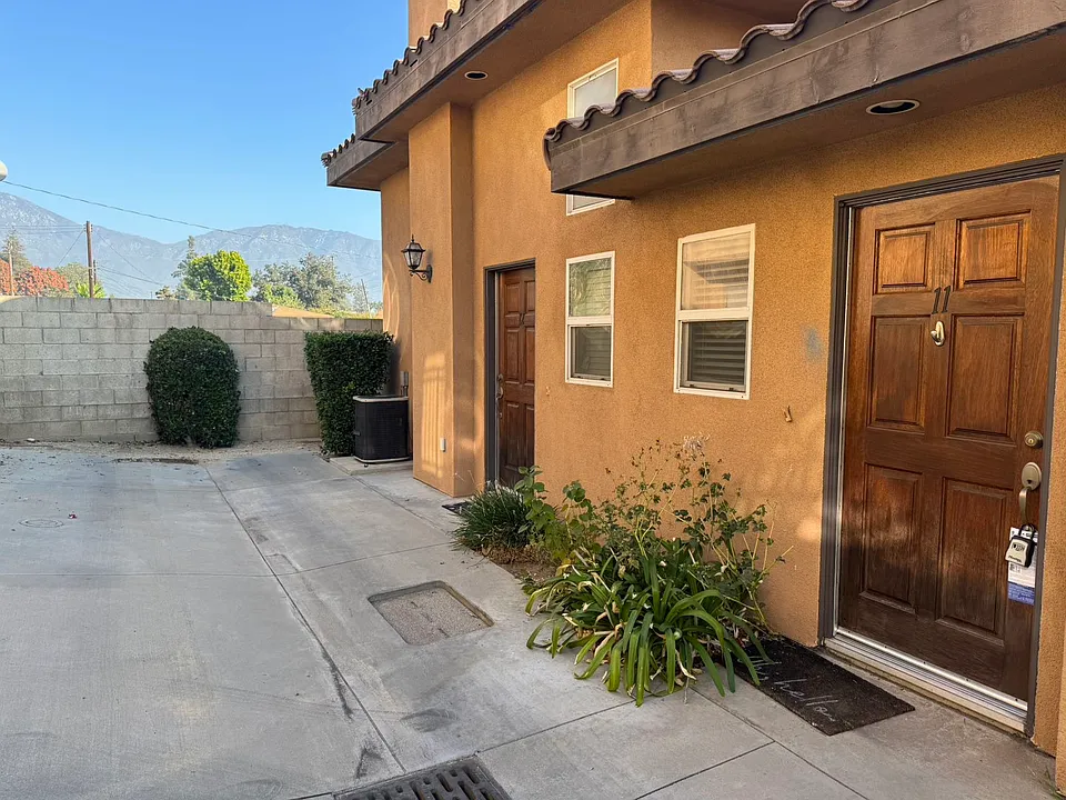 2061 Mountain Ave #8