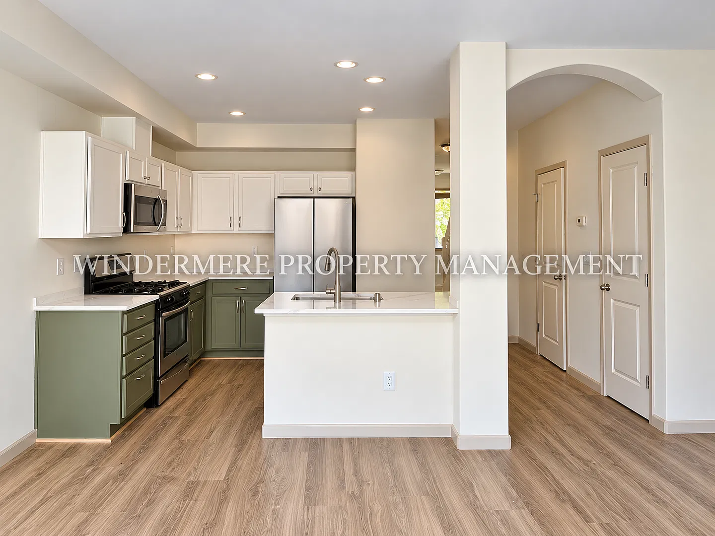 Spacious Town home in a convenient CK location, close to schools, shops, and freeways — Photo 2