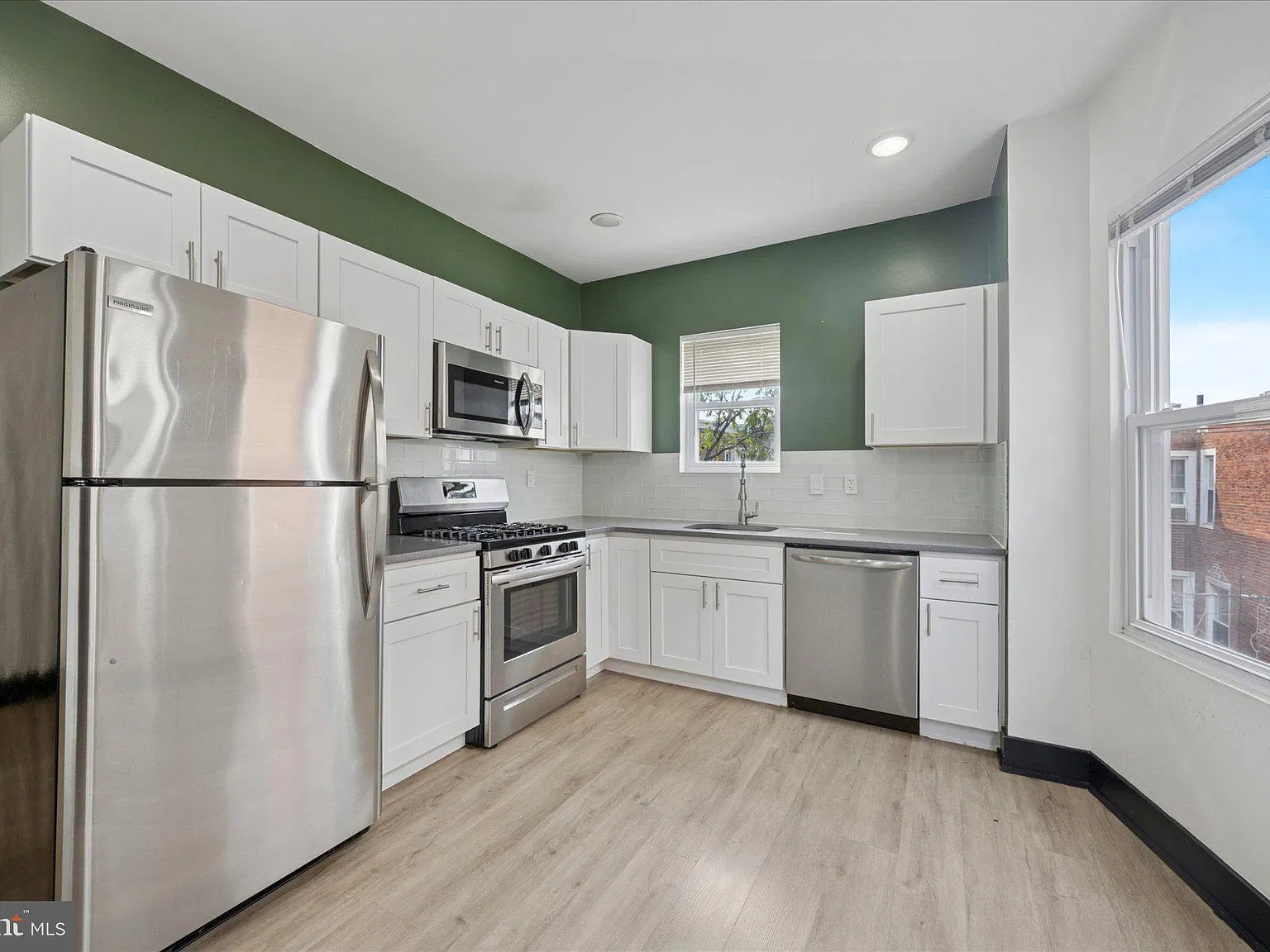 2 bed, 1.0 bath, 700 sqft, $1,300 — Photo 4