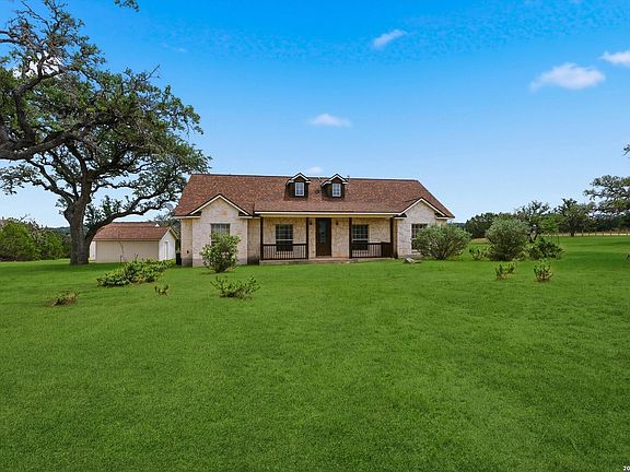 2nd image of 124 Majestic Oaks Dr