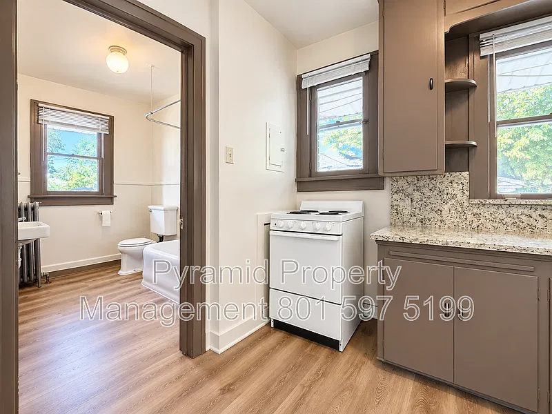 Studio, 1.0 bath, 300 sqft, $1,099 — Photo 3