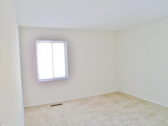 5th image of 926 Lancaster Ave