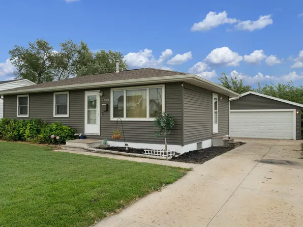 4821 Midway Dr NW, Cedar Rapids, IA 52405
